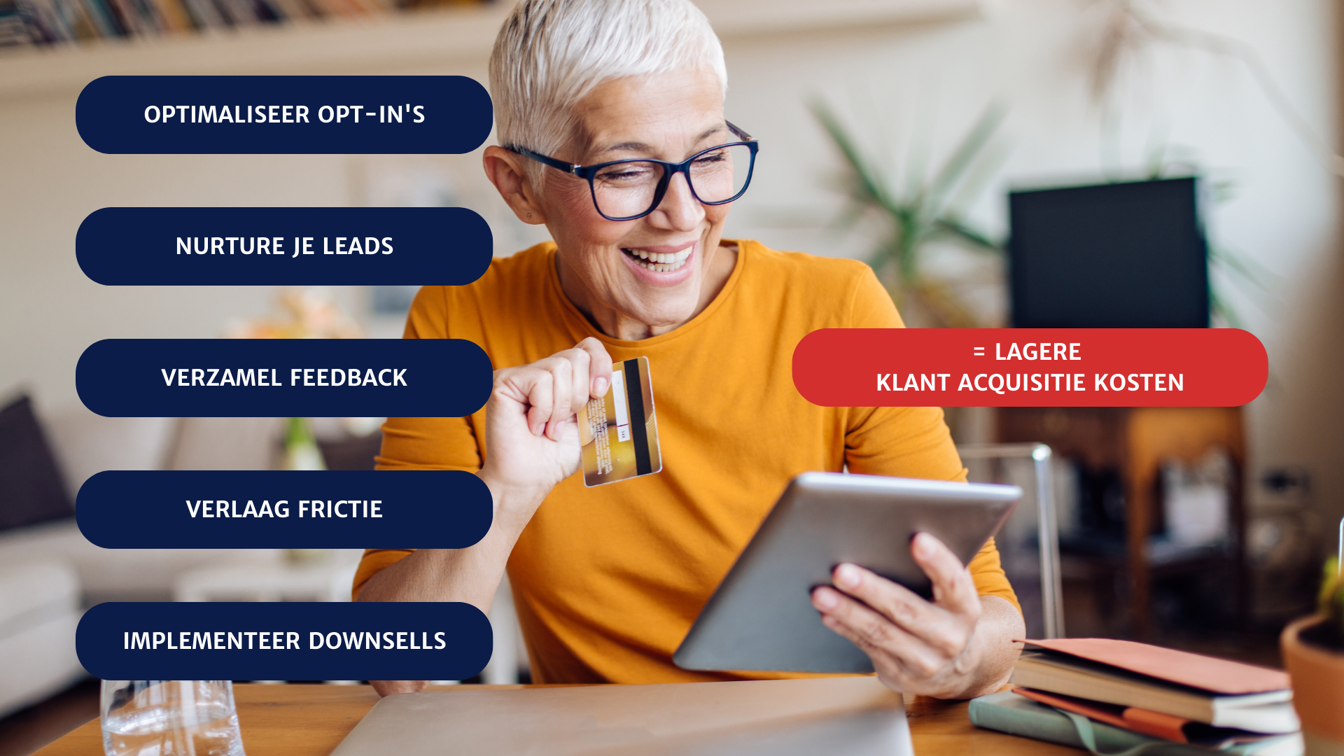 Vrouw bekijkt tablet met creditcard in de hand, terwijl optimalisatiestappen voor lagere klantacquisitiekosten in beeld staan.